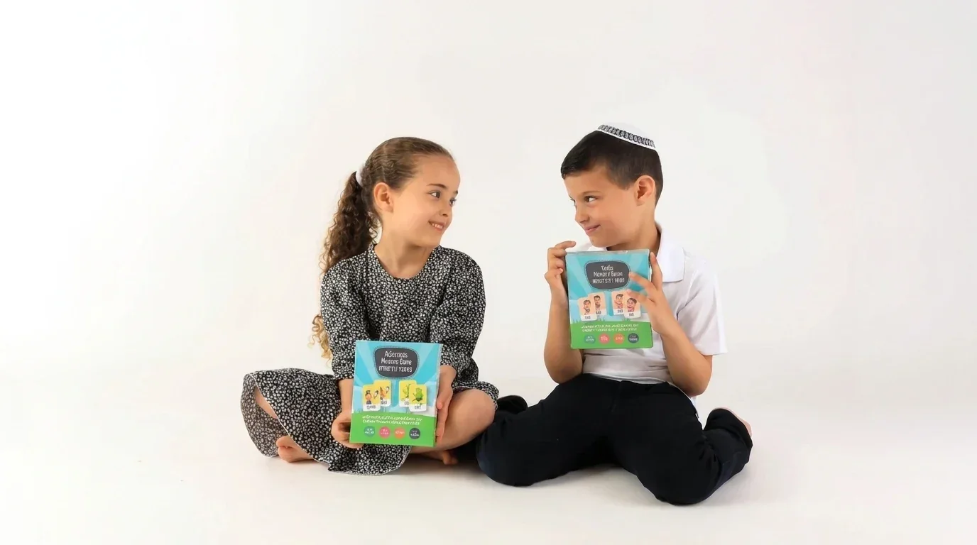 הורה וילד לומדים אנגלית יחד עם כרטיסיות וחוברת עבודה